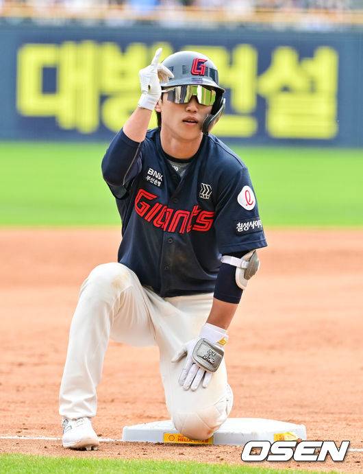 [OSEN=잠실, 박준형 기자]  27일 오후 서울 잠실구장에서 ‘2025 신한 SOL BANK KBO리그’ 두산 베어스와 롯데 자이언츠의 경기가 진행됐다.이날 경기에서 두산은 최승용을, 롯데는 박진을 선발투수로 내세웠다.5회초 1사 1루 1타점 적시 2루타를 날린 롯데 전민재가 세리머니를 하고 있다.   2025.04.27 / soul1014@osen.co.kr