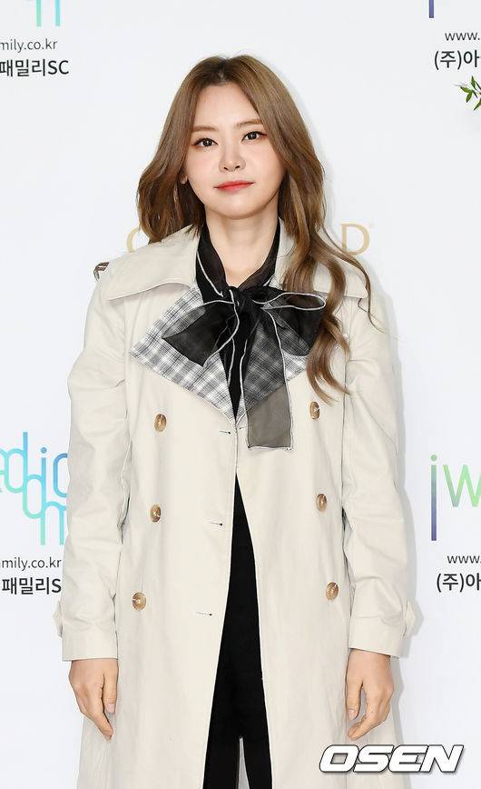 [OSEN=곽영래 기자] 28일 오후 서울 여의도 콘래드호텔에서 개그맨 유상무와 작곡가 김연지의 결혼식이 열렸다.하객으로 참석한 방송인 서유리가 포토타임을 갖고 있다. / youngrae@osen.co.kr