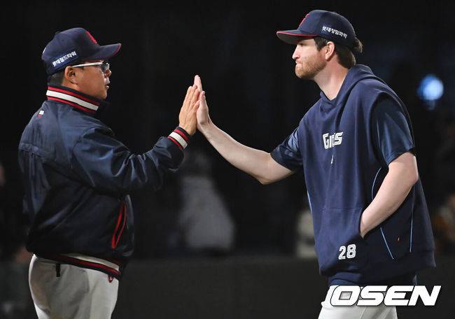 [OSEN=부산, 이석우 기자] 16일 부산 사직야구장에서 2025 신한 SOL 뱅크 KBO 리그 롯데 자이언츠와 키움 히어로즈의 경기가 열렸다. 홈팀 롯데는 반즈, 방문팀 키움은 하영민이 선발 출전했다.롯데 자이언츠 김태형 감독이 키움 히어로즈에 6-4로 승리, 위닝시리즈를 만들고 반즈와 하이파이브를 하고 있다. 2025.04.16 / foto0307@osen.co.kr