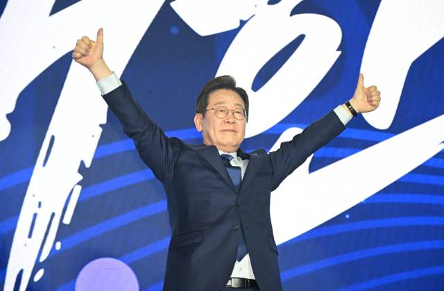 ▲더불어민주당 대선 후보로 선출된 이재명 후보가 27일 경기 고양시 킨텍스에서 열린 '제21대 대통령선거 후보자 선출을 위한 수도권·강원·제주 경선 및 최종 후보자 선출 대회'에서 양손을 들어 인사하고 있다. ⓒ연합뉴스
