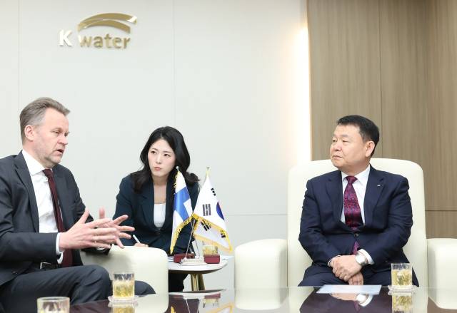 ▲한국수자원공사는 핀란드 외교대표단과 만나 우크라이나 전후 재건사업에 대한 전략적 협력 방안을 논의했다. 윤석대사장(오른쪽) ⓒ한국수자원공사