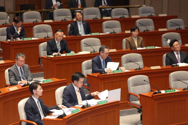 ▲28일 국회 예산결산특별위원회 전체회의에서 최상목 경제부총리 겸 기획재정부 장관이 자료를 살펴보고 있다. 최 부총리 옆의 한덕수 대통령 권한대행 국무총리의 자리는 비어 있다. ⓒ연합뉴스