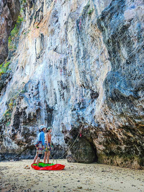 라일레이 원투쓰리월(6b) 루트 파인딩 중인 동아대산악회원들.