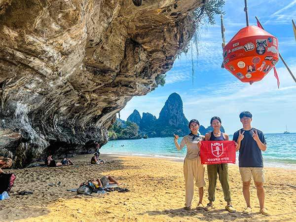 멀티피치 등반을 마치고 톤사이 해변에 선 동아대산악회원들.