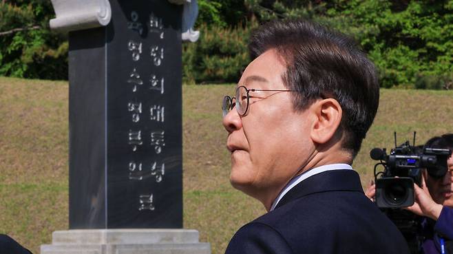 더불어민주당 이재명 대선 후보가 28일 서울 동작구 국립서울현충원 고 박정희 전 대통령 묘역을 찾아 참배하고 있다. (사진=연합뉴스)