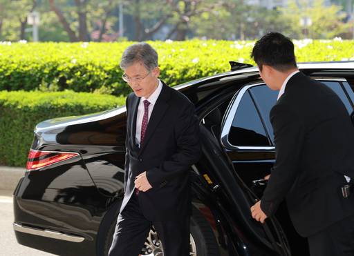 조희대 대법원장(왼쪽)이 지난 24일 오전 서울 서초구 대법원 청사로 출근해 관용차에서 내려 이동하고 있다. 이날 조 대법원장은 대법원 전원합의체 재판장으로서 더불어민주당 이재명 대선 후보의 선거법 위반 사건 상고심 관련 합의를 주재했다. 연합뉴스