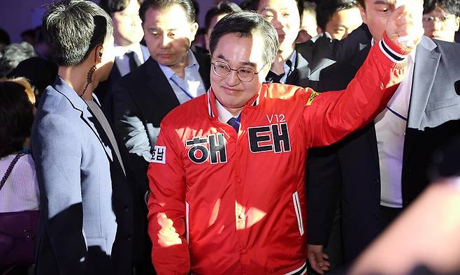 김동연 경기도지사가 민주당 경선 기간 광주지역 정견 발표에 앞서 옛 해태 타이거즈 유니폼을 입고 입장하고 있다. 김동연&nbsp;캠프 제공