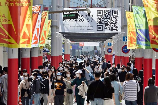 2022년 제23회 전주국제영화제 개최 당시 전주 영화의거리가 관객들로 북적이고 있다. 전주시 제공
