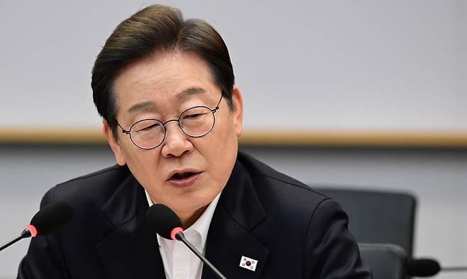 이재명 더불어민주당 제21대 대통령 선거 후보가 28일 경기도 이천시 SK하이닉스 이천캠퍼스에서 열린 'K-반도체' AI메모리반도체 기업 간담회에 참석해 발언을 하고 있다. 뉴시스