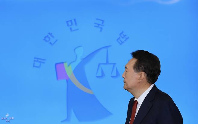 윤석열 전 대통령이 지난 21일 서울중앙지법에서 열린 내란 재판에 출석하고 있다. 뉴시스