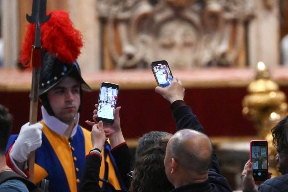 23일(현지시간) 바티칸 성 베드로 대성전에서 일반 조문객이 프란치스코 교황의 시신이 안치된 목관을 스마트폰으로 촬영하고 있다. 2025.4.23 바티칸 EPA 연합뉴스