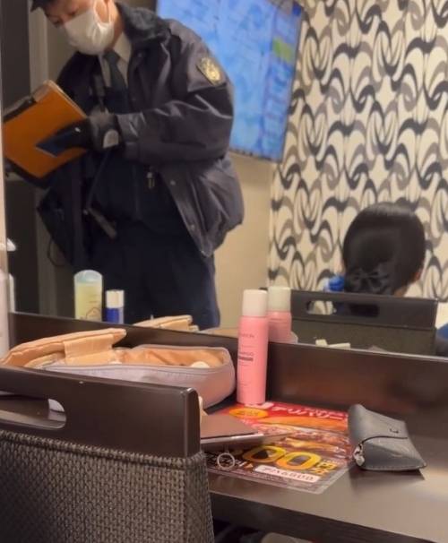 일본 경찰과 도쿄의 한 호텔 직원이 ‘나탈리’라는 이름의 여성 외국인 관광객이 머물렀던 방 내부를 조사하고 있다. 나탈리가 관광을 마치고 저녁에 호텔 방에 들어왔을 때 침대 아래에 숨어있던 한 남성이 나탈리를 보자마자 도망쳤다고 한다. 인스타그램 캡처