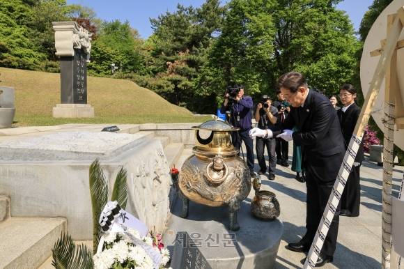 이재명 더불어민주당 대선 후보가 28일 오전 서울 동작구 현충원 박정희 전 대통령 묘역을 참배하고 있다. 2025.4.28 안주영 전문기자
