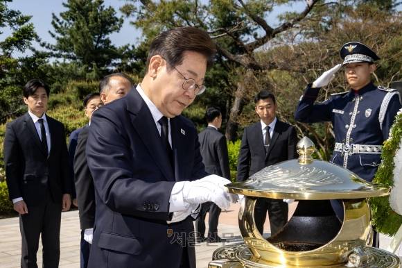 이재명 더불어민주당 대선 후보가 28일 오전 서울 동작구 국립서울현충원 김영삼 전 대통령 묘역을 찾아 참배하고 있다. 2025.4.28 안주영 전문기자