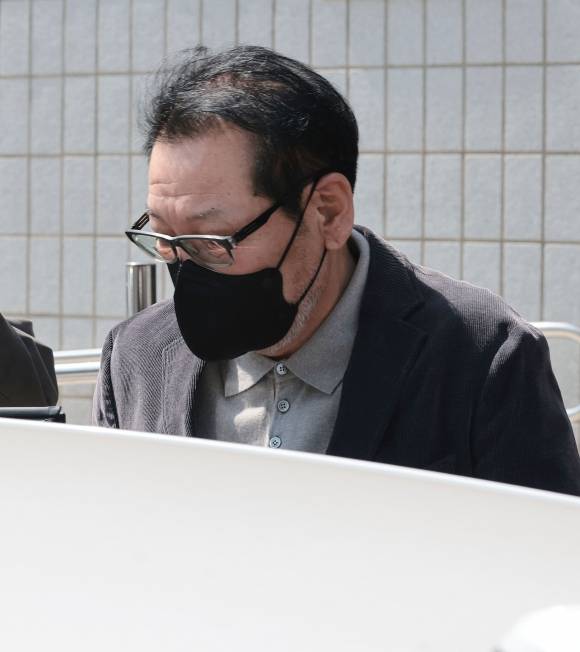 2018년 지방선거 당시 불법 정치자금을 수수한 혐의로 기소된 무속인 ‘건진법사’ 전성배 씨가 지난 7일 서울 양천구 남부지방법원에서 열린 불법 정치자금 수수 의혹 관련 재판을 마친 뒤 법원 청사를 나와 차량에 탑승하고 있다. 연합뉴스