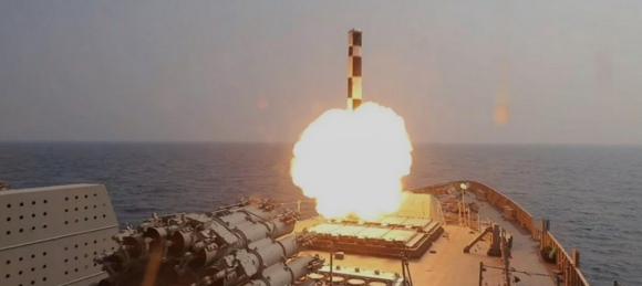 인도 해군 구축함에서 발사되는 브라모스 초음속 순항미사일. 출처=인도 국방연구개발기구(DRDO)