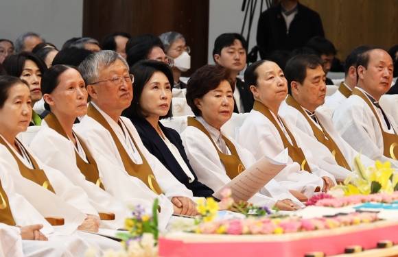전북 익산의 원불교 중앙총부에서 열린 대각개교절 기념식장에 나상호 원불교 교정원장(왼쪽 세 번째)과 김혜경(왼쪽 네 번째) 여사가 나란히 앉아 있다. 원불교 제공.