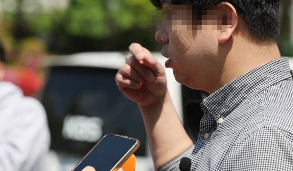 청주 고교 흉기 난동 관련 습격당한 시민 - 28일 청주 모 고교에서 특수교육대상 학생이 흉기 난동을 부려 교장 등 6명이 다친 가운데 학교 밖에서 학생의 공격을 받은 시민이 인터뷰하고 있다. 2025.4.28 연합뉴스