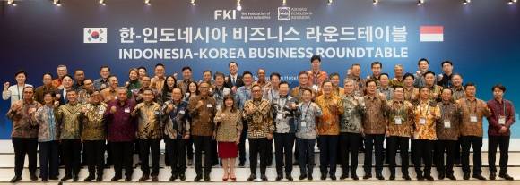 신동빈 롯데그룹 회장을 비롯한 한- 주요 관계자들이 28일 인도네시아 자카르타 랭햄 호텔에서 열린 ‘한-인도네시아 비즈니스 라운드테이블’에 참석해 기념촬영을 하고 있다. 사진 앞줄 왼쪽 일곱번째부터 간디 술리스티얀토 전 주한인도네시아 대사, 체쳅 헤라완 주한인도네시아대사 내정자, 신타 캄타니 인니경총 (APINDO) 회장, 토도투아 파사리부 투자부 차관, 신동빈 롯데그룹 회장, 박수덕 주인도네시아한국대사대리, 김창범 한국경제인협회 부회장, 성김 현대차 사장 한국경제인협회 제공