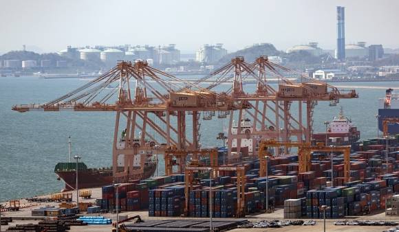 2+2 관세협의 ‘관세 방향은?’ - 도널드 트럼프 미국 행정부의 관세 조치와 관련해 우리 정부가 미국 측과 진행한 첫 ‘2+2 통상협의’가 24일(현지시간) 워싱턴에서 진행됐다. 사진은 25일 경기도 평택시 포승읍 평택항의 모습. 뉴스1