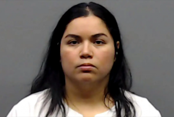 미국 텍사스의 한 초등학교에서 지난해 크리스마스를 앞두고 열린 파티에서 초5 학생 십수명이 보드카가 들어간 젤리를 먹고 구토 등 증상을 보인 사건이 발생한 것과 관련, 최근 한 재학생의 모친이 아이들에게 상해를 입한 혐의로 최근 체포·기소됐다. 텍사스 스미스 카운티 교도소 제공