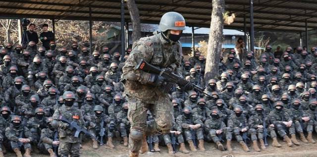 육군 훈련병들이 각개전투하는 모습. 연합뉴스