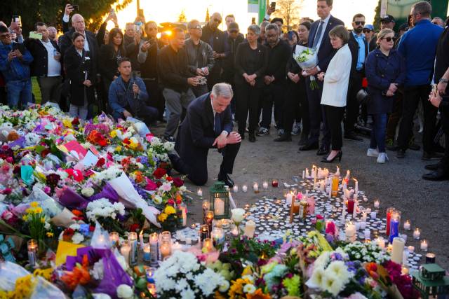 27일(현지 시간) 마크 카니 캐나다 총리가 전날 밴쿠버 지역 축제 도중 차량이 인파로 돌진해 사망한 피해자들을 추모하며 묵념하고 있다. AP연합뉴스