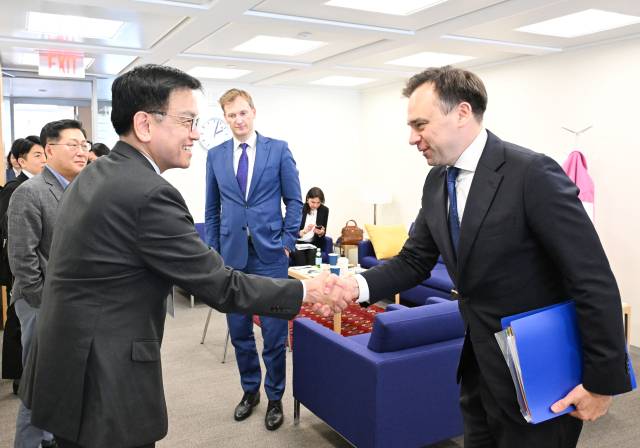 주요 20개국(G20) 재무장관회의 및 국제통화금융위원회(IMFC)'에 참석차 미국 워성턴D.C.를 방문중인 최상목 부총리 겸 기획재정부 장관이 22일(현지 시간) 국제통화기금(IMF)에서 안제이 도만스키 폴란드 재무장관과 양자면담에 앞서 악수하며 인사를 하고 있다. 사진 제공=기획재정부