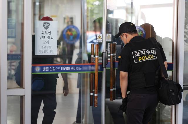 28일 경찰이 학생 흉기 난동이 발생한 충북 청주의 고등학교에 출동해 사고 상황을 파악하고 있다. 이날 오전 8시 35분 이 학교에 재학 중인 학생 1명이 흉기를 휘둘러 가해 학생까지 7명이 중경상을 입었다. 청주=연합뉴스