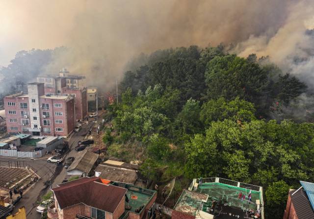 28일 오후 2시 1분께 대구 북구 노곡동 함지산에서 발생한 산불이 인근인 조야동 민가까지 확산하고 있다. 연합뉴스