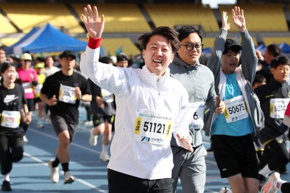 4월 13일 이준석 개혁신당 의원이 대구 수성구 대구스타디움에서 열린 국제하프마라톤대회 5㎞ 코스에 참가해 달리고 있다. 뉴스1