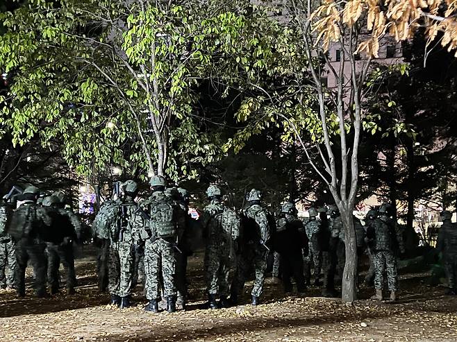 2024년 12월3일 비상계엄 선포 이후, 무장한 계엄군이 국회 경내에 대기하고 있다. ⓒ연합뉴스