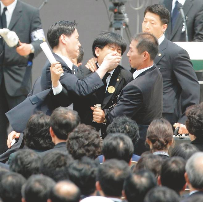 2009년 5월29일 노무현 전 대통령 국민장 영결식장에서 백원우 의원(가운데)의 입을 경호원이 막고 있다.ⓒ연합뉴스