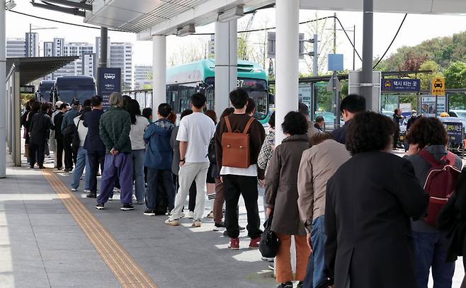 4월23일 지방에서 올라온 환자들이 삼성서울병원, 강남세브란스병원, 서울아산병원 등으로 가기 위해 서울 강남구 수서역 버스정류장 앞에서 셔틀버스를 기다리고 있다. ⓒ시사저널 박정훈