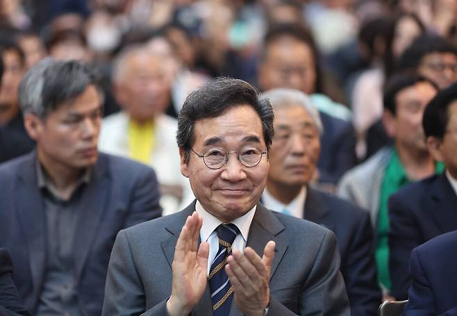 이낙연 새미래민주당 상임고문이 17일 서울 용산구 전쟁기념관에서 열린 '새미래민주당, 개헌연대 국민대회'에서 박수를 치고 있다. ⓒ연합뉴스