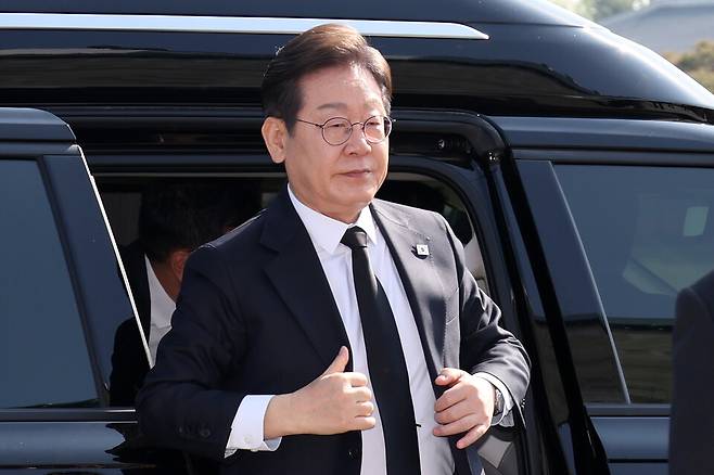 이재명 더불어민주당 대선 후보가 4월28일 동작구 국립서울현충원 참배를 위해 차에서 내리고 있다. ⓒ연합뉴스