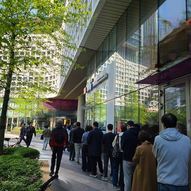 28일 오전 서울 용산구에 위치한 SK텔레콤 대리점에 사람들이 길게 줄을 지어 서있다. ⓒ시사저널 동경민 인턴기자