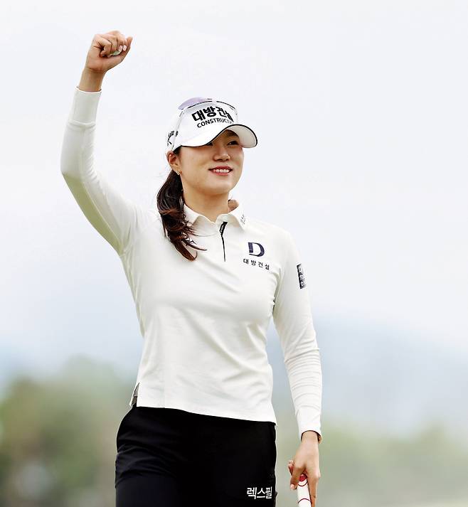 김민선7이 27일 충북 충주시 킹스데일GC에서 열린 KLPGA 투어 덕신EPC 챔피언십 최종라운드 18번홀에서 우승퍼트를 마무리 한 뒤 주먹을 불끈 쥐며 기뻐하고 있다. KLPGA 제공