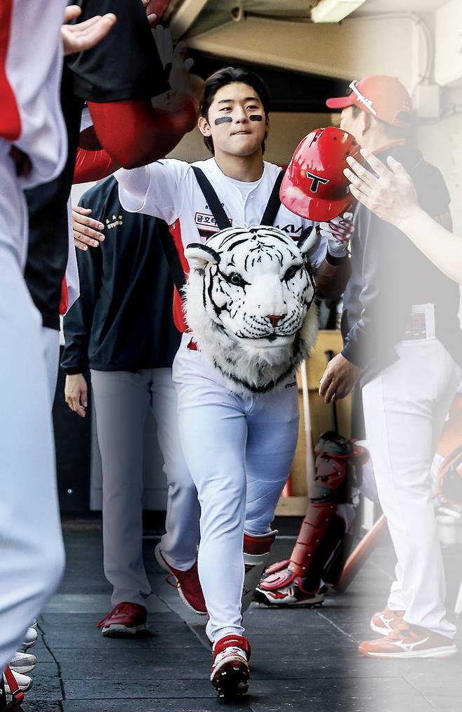 KIA 김도영이 26일 광주-기아챔피언스필드에서 열린 LG와 홈경기에서 홈런을 터트린 뒤 더그아웃에서 기뻐하고 있다. KIA 타이거즈 제공