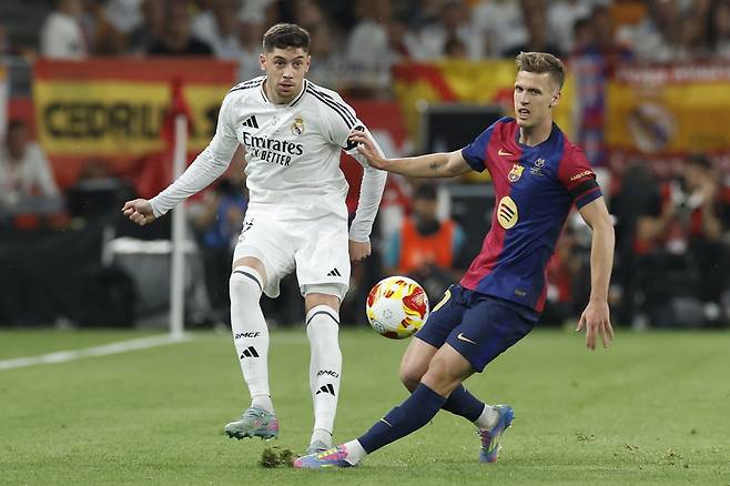 레알 마드리드 발베르데가 27일 코파델레이 결승에서 바르셀로나 다니 올모를 제치고 패스하고 있다. EPA연합뉴스