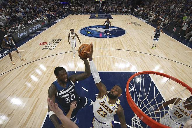 LA 레이커스 르브론 제임스가 28일 미네소타전에서 줄리어스 랜들을 블록하고 있다. AP연합뉴스