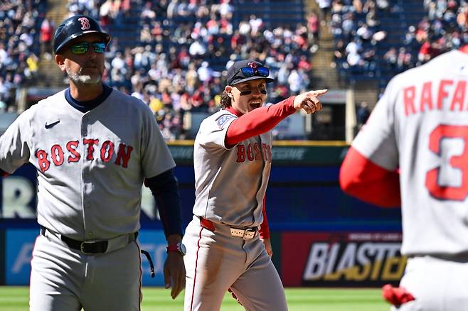 보스턴 외야수 재런 듀란이 28일 클리블랜드 원정경기 도중 관중석 한 팬의 도발에 분노하며 손가락질하고 있다. AFP연합뉴스