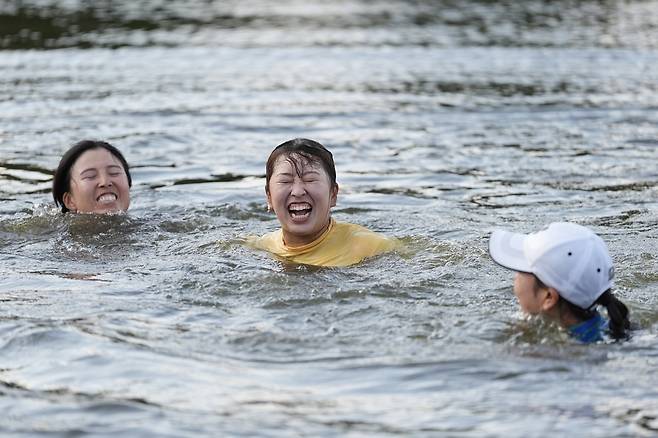 사이고 마오(가운데)가 28일 미국 LPGA 투어 시즌 첫 메이저대회 셰브론 챔피언십에서 우승한 뒤 18번홀 그린 옆 연못에 뛰어들어 기쁨을 만끽하고 있다. 우들랜즈｜AP 연합뉴스