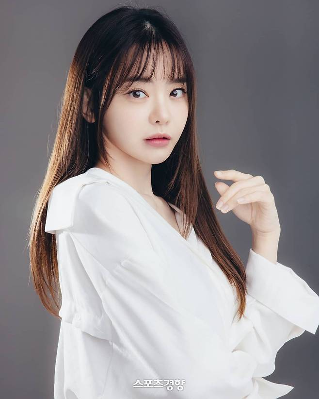 방송인 서유리가 자신이 공동 대표로 있던 로나유니버스 측으로부터 명의 도용 및 사기 피해를 주장하고 나섰으나 회사 측은 이를 부인했다. 인스타그램 캡처