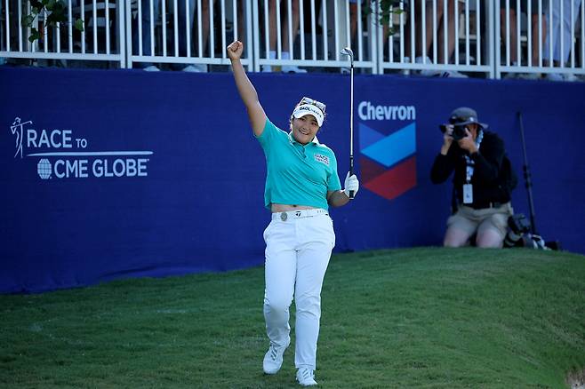 유해란이 28일 LPGA투어 셰브론 챔피언십 최종라운드 18번홀에서 칩인 이글을 성공하고 오른손을 번쩍 치켜들며 기뻐하고 있다.  우들랜즈｜이매진 이미지스 연합뉴스