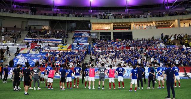 패배 후 팬들에게 인사하는 요코하마 마리노스 선수들. /사진=요코하마 마리노스 공식 SNS 갈무리