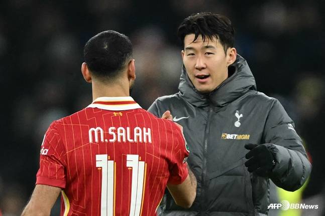 살라(왼쪽)와 인사를 하고 있는 손흥민. /AFPBBNews=뉴스1