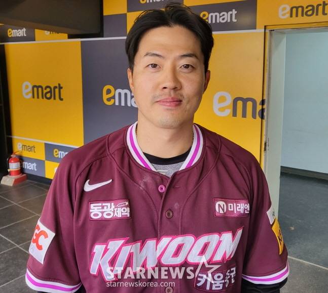 키움 오선진이 27일 SSG전 결승 만루홈런을 날려 팀에 승리를 안긴 뒤 취재진과 인터뷰를 하고 있다. /사진=안호근 기자