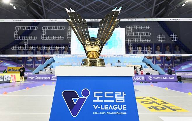 V-리그 트로피. /사진=한국배구연맹(KOVO) 제공
