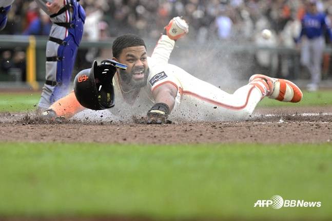 샌프란시스코 엘리엇 라모스가 28일(한국시간) 텍사스전에서 9회말 끝내기 득점을 하고 있다. /AFPBBNews=뉴스1